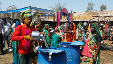 છોટાઉદેપુરઃ સંખેડાના કૃષ્ણાપુરામાં મહિલાઓએ લગ્નમાં આપી પાણીની ભેટ!