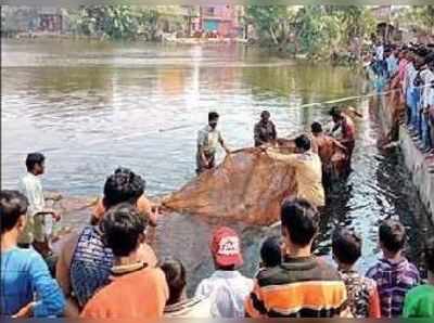 নিখোঁজ ব্যক্তির সন্ধানে জাল ফেলে পুকুরে তল্লাশি