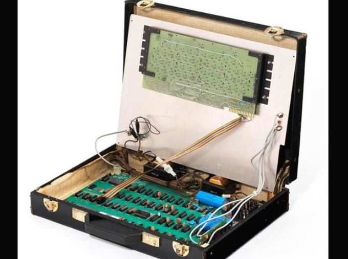 ફુલ્લી એસેમ્બલ્ડ મધરબોર્ડ સાથેનું પ્રથમ કૉમ્પ્યુટર
