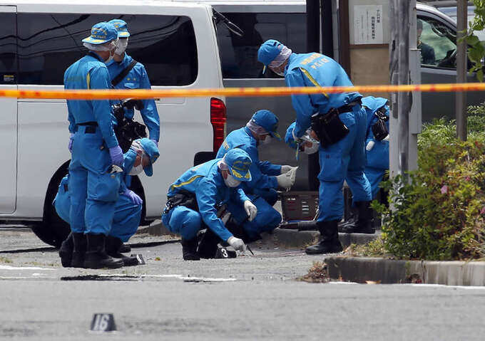 Man with knives attacks schoolgirls in Japan