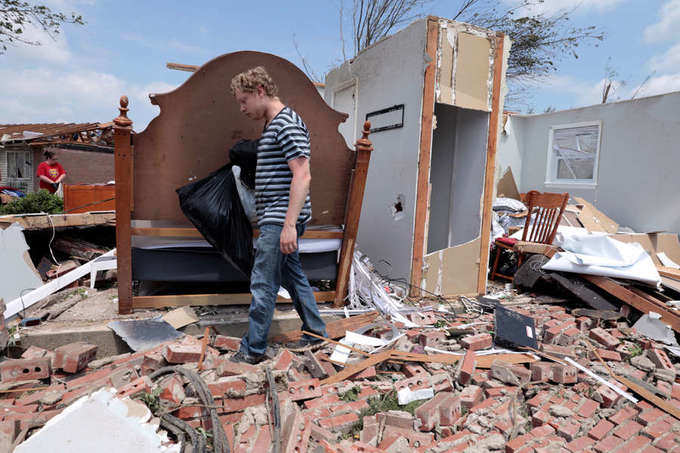 Deadly tornado wreaks havoc in Ohio