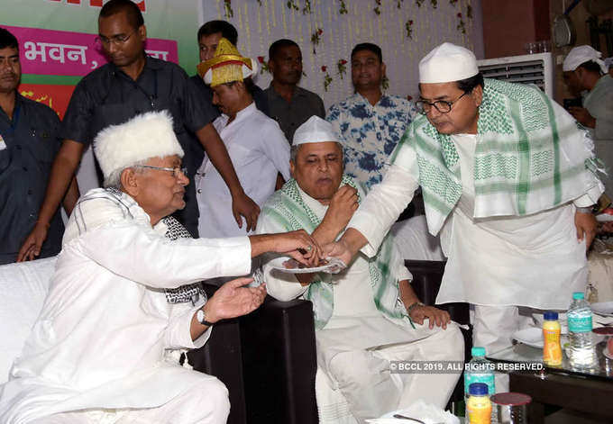 Political leaders attend iftar parties