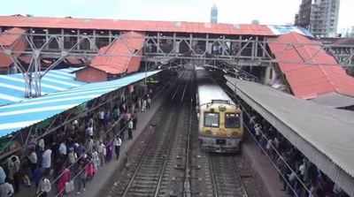 મુંબઈઃ લોકલ ટ્રેનને જવાનું હતું ઠાણે અને પહોંચી ગઈ ટ્રેનના ગેરેજ સાનપાડા કારશેડમાં