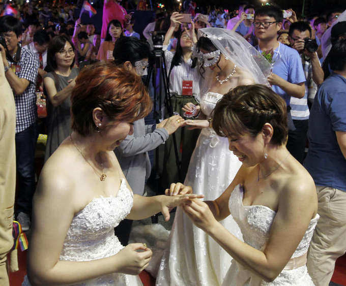 Mass same-sex wedding in Taiwan