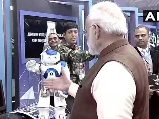 पीएम मोदी ने रोबॉट से मिलाया हाथ