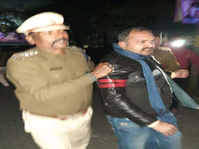 पुलिस की गिरफ्त में आरोपी