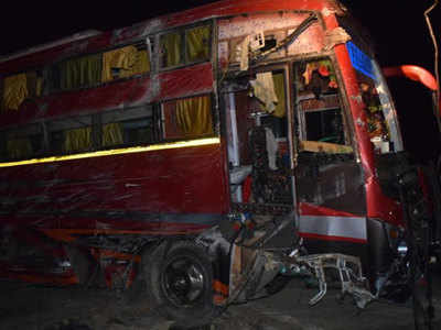 इटावाः एक्सप्रेसवे पर पलटी बस, एसएसपी ने शीशे तोड़ यात्रियों को बचाया