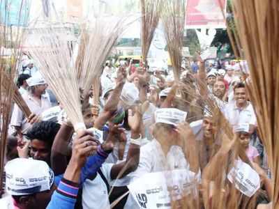 दिल्ली चुनाव में झाड़ू की सेल में बंपर उछाल, कमल का फूल जस का तस
