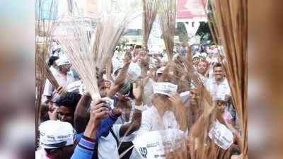 दिल्ली चुनाव में झाड़ू की सेल में बंपर उछाल, कमल का फूल जस का तस