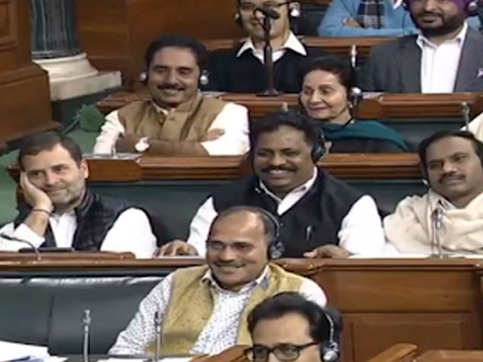 मोदी की चुटकी पर मुस्‍कराए राहुल गांधी 