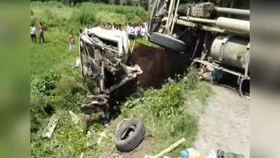 UP ભયાનક અકસ્માતઃ બે ગાડીઓને કચડીને ટ્રક પલટ્યો, 16 વ્યક્તિના મોત