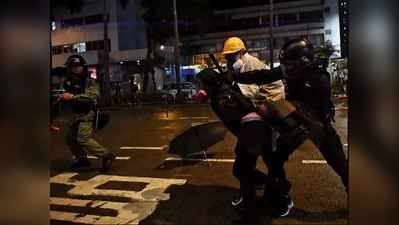 હોંગકોંગ: ટ્રેનમાં ઘૂસીને પ્રદર્શનકારીઓ પર તૂટી પડી પોલીસ, જુઓ વિડીયો