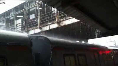 મુંબઈઃ થાણેમાં તોફાની વરસાદ, લોકલ ટ્રેનને અસર 