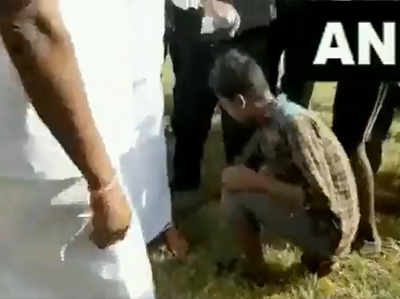 देखें, जब तमिलनाडु सरकार के मंत्री ने बच्चे से निकलवाई अपनी सैंडल