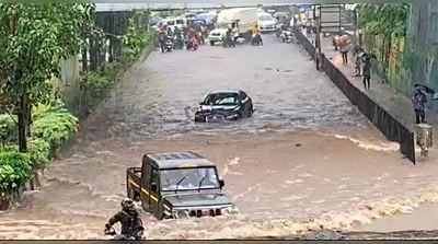 મુંબઈના વરસાદમાં જગુઆર બંધ પડી ગઈ પરંતુ Bolero સડસડાટ નીકળી ગઈ??