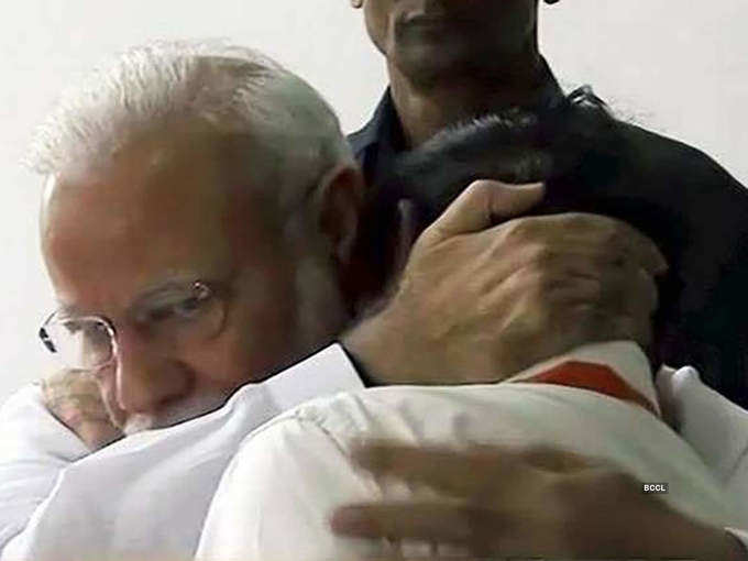 Heart-wrenching pictures of PM Modi consoling and hugging ISRO chief