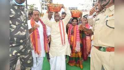 Medaram Jatara 2020: వనదేవతలను దర్శించుకున్న గవర్నర్లు