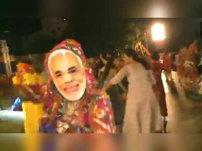 સુરતઃ PM મોદીનું માસ્ક પહેરીને ખેલૈયાઓ રમ્યા ગરબા