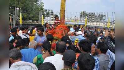 సాధారణ భక్తుడిగా మాజీ డిప్యూటీ సీఎం.. గోడ దూకి సమ్మక్క దర్శనం