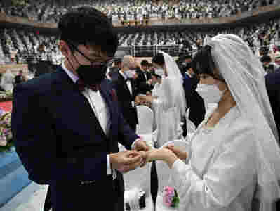 करॉना वायरस: दक्षिण कोरिया में हजारों जोड़ों ने शादी रचाई, कुछ ने पहने मास्क