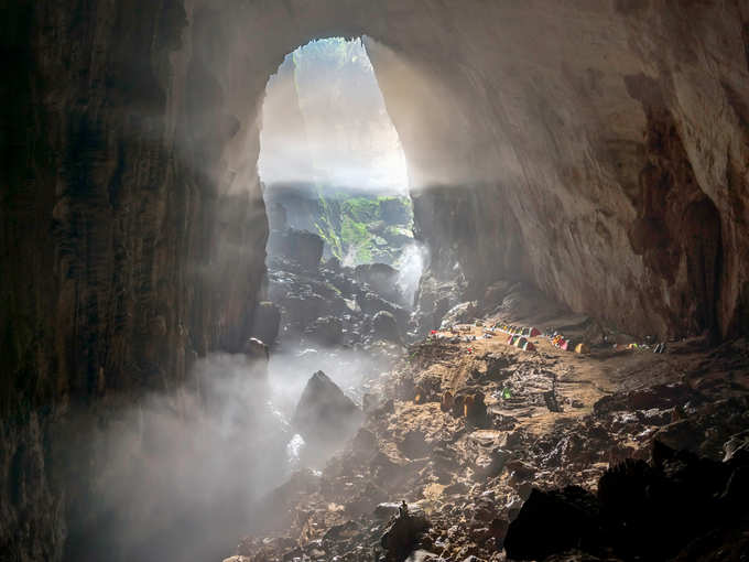 लाओस-वियतनाम बॉर्डर पर है ​गुफा