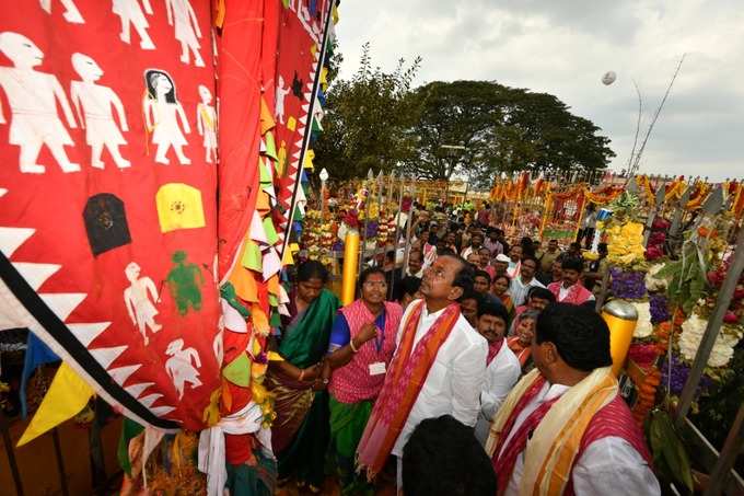 వనదేవతలకు ప్రభుత్వ చీర - సారె.. మొక్కులు చెల్లించుకున్న సీఎం