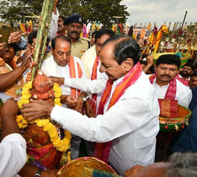 వనదేవతలకు ప్రభుత్వ చీర - సారె.. మొక్కులు చెల్లించుకున్న సీఎం