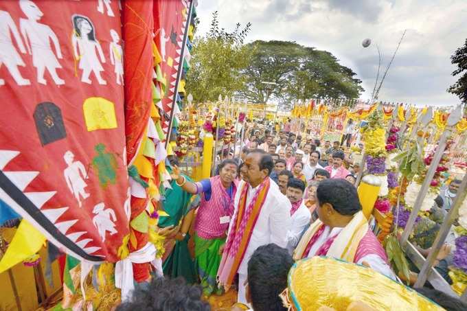 వనదేవతలకు ప్రభుత్వ చీర - సారె.. మొక్కులు చెల్లించుకున్న సీఎం