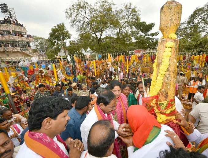 వనదేవతలకు ప్రభుత్వ చీర - సారె.. మొక్కులు చెల్లించుకున్న సీఎం