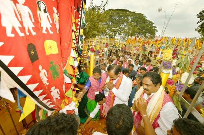 వనదేవతలకు ప్రభుత్వ చీర - సారె.. మొక్కులు చెల్లించుకున్న సీఎం