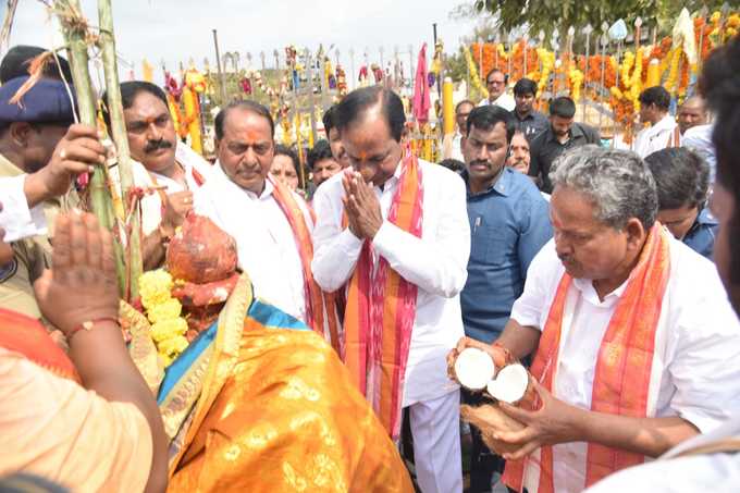 వనదేవతలకు ప్రభుత్వ చీర - సారె.. మొక్కులు చెల్లించుకున్న సీఎం