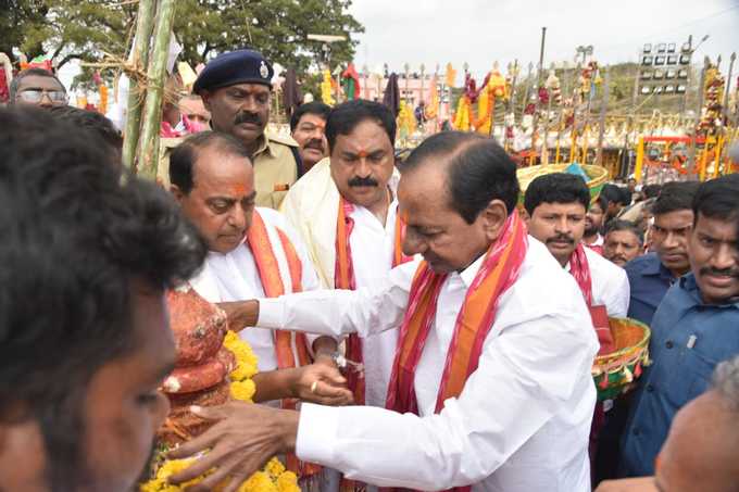 వనదేవతలకు ప్రభుత్వ చీర - సారె.. మొక్కులు చెల్లించుకున్న సీఎం