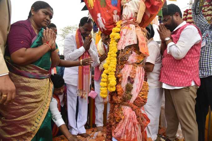 వనదేవతలకు ప్రభుత్వ చీర - సారె.. మొక్కులు చెల్లించుకున్న సీఎం