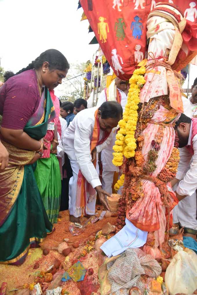 వనదేవతలకు ప్రభుత్వ చీర - సారె.. మొక్కులు చెల్లించుకున్న సీఎం