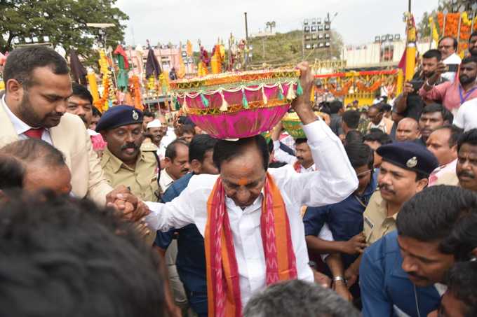 వనదేవతలకు ప్రభుత్వ చీర - సారె.. మొక్కులు చెల్లించుకున్న సీఎం