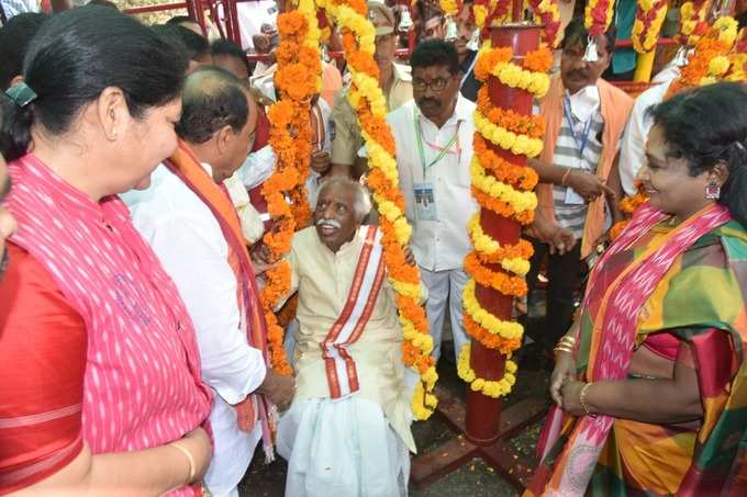 వనదేవతలకు ప్రభుత్వ చీర - సారె.. మొక్కులు చెల్లించుకున్న సీఎం