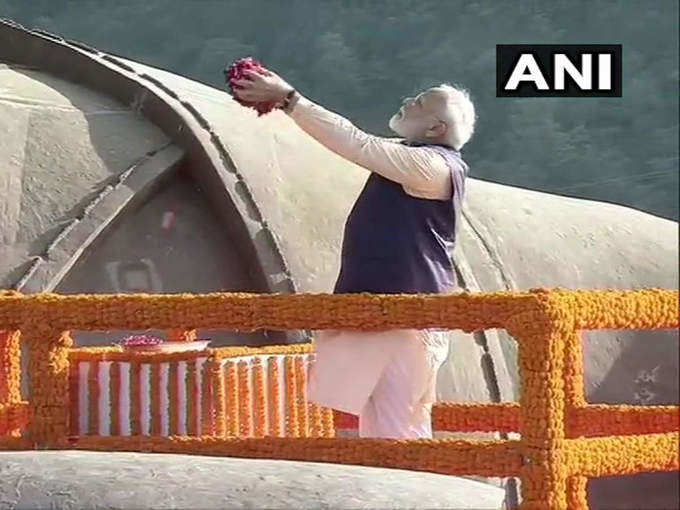 PM Modi pays floral tributes to Sardar Patel at Statue of Unity