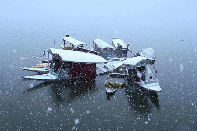 In pics: Season’s first snowfall drapes Kashmir in white blanket 