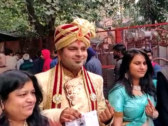 दिल्ली के लक्ष्मीनगर विधानसभा क्षेत्र में शादी करने जाने से पहले वोट देकर निलकता दूल्हा। (फोटो क्रेडिट- प्रशांत सोनी)