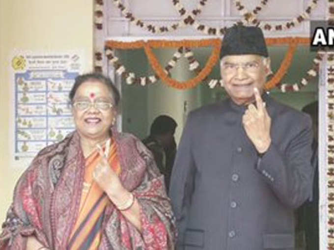 दिल्लीः राष्ट्रपति रामनाथ कोविंद ने पत्नी के साथ प्रेजिडेंट एस्टेट स्थित डॉ. राजेंद्र प्रसाद केंद्रीय विद्यालय में किया मतदान।