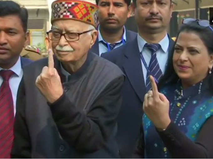 दिल्लीः बीजेपी के वरिष्ठ नेता लाल कृष्ण आडवाणी ने औरंगजेब लेन स्थित बूथ पर डाला वोट।