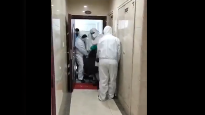 करॉना वायरस के खिलाफ चीन के जंग की खुली पोल, संदिग्‍ध मरीज को घर से घसीट ले गए गुंडे
