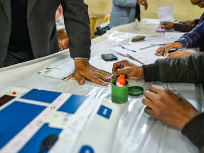दिल्ली विधानसभा चुनाव: 2015 के मुकाबले कम पड़े इस बार वोट, जानें इस चुनाव से जुड़ी सारी जानकारी