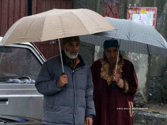 Rainfall in Srinagar, snowfall in upper reaches