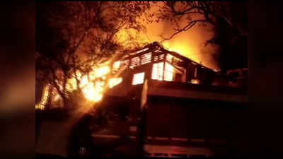 मुंबई: ससून डॉकजवळ भंगार गोदामाला आग