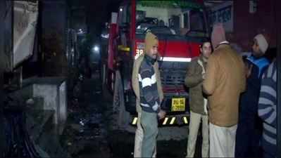 દિલ્હીમાં કાપડના ગોડાઉનમાં લાગી આગ, 9નાં મોત અનેક લોકો ઘાયલ