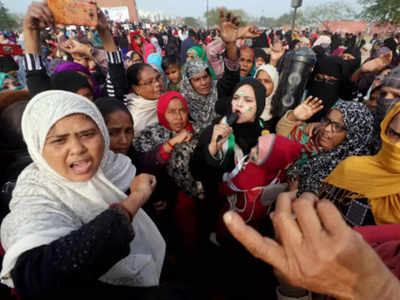 मुनव्वर राना की बेटी का आरोप, अलीगढ़ में CAA विरोध प्रदर्शन को दबा रही है UP पुलिस