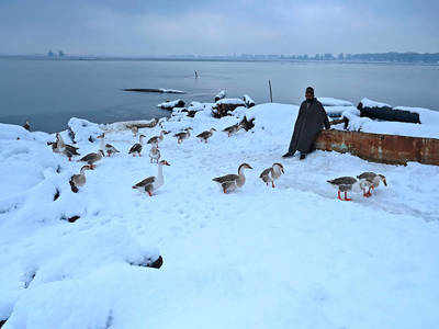 Heavy snowfall in Kashmir Valley brings normal life to a standstill 