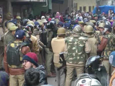कानपुर में सीएए के खिलाफ प्रदर्शन कर रहे लोगों पर लाठीचार्ज, हालात तनावपूर्ण