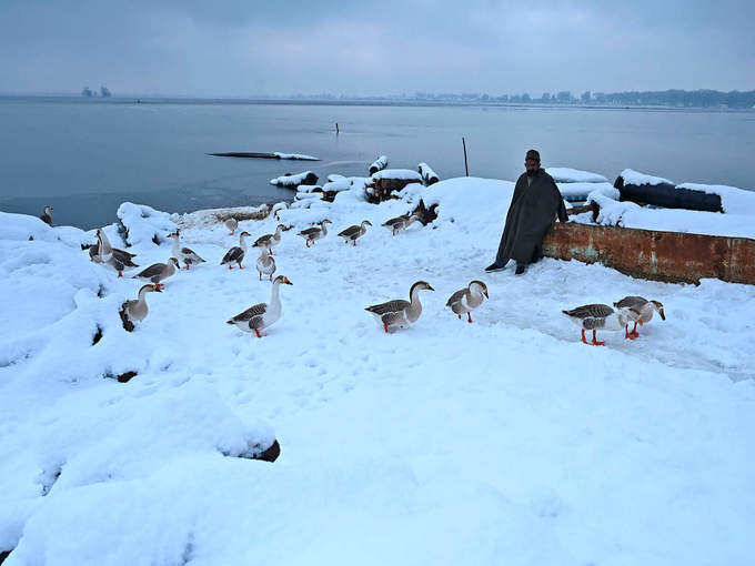 Heavy snowfall in Kashmir Valley brings normal life to a standstill